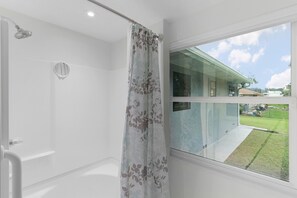 Hair dryer, towels, soap, shampoo - Family-Friendly sleeps 7-Home Close to Fun (Belleview)