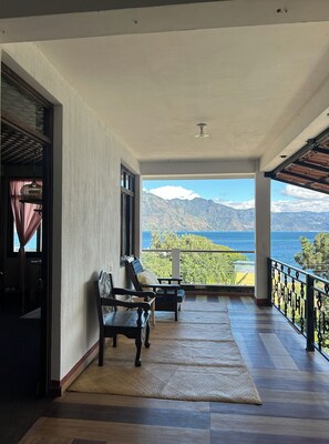 Habitación Deluxe doble, vistas al lago | Jardines del alojamiento