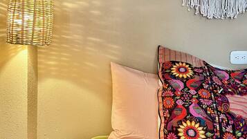 Escritorio, espacio para trabajar con laptop y wifi gratis