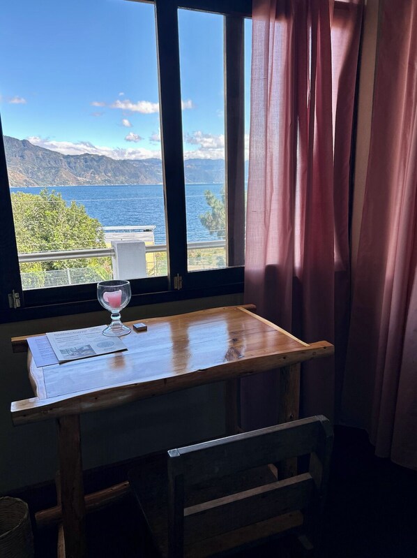 Habitación doble Deluxe, vista al lago | Escritorio, espacio para trabajar con laptop y wifi gratis 