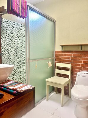 Bathroom - La Cocina Bonita (San Pedro La Laguna)