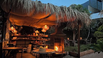 Frigorífico, horno, placa de cocina y utensilios de cocina