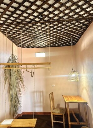 Habitación básica doble, vistas parciales al lago | Interior