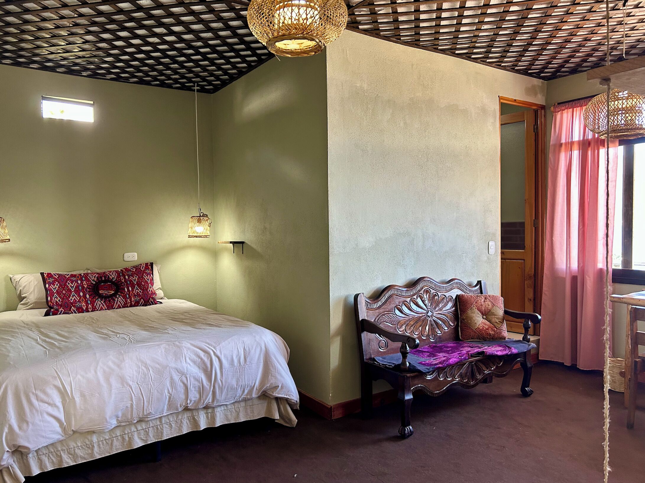 Escrivaninha, espaço de trabalho para notebook, Wi-Fi de cortesia