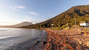 Schwarzer Sandstrand