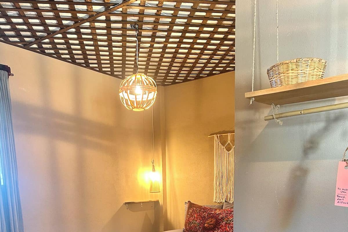 Bureau, espace de travail pour ordinateur portable, Wi-Fi gratuit