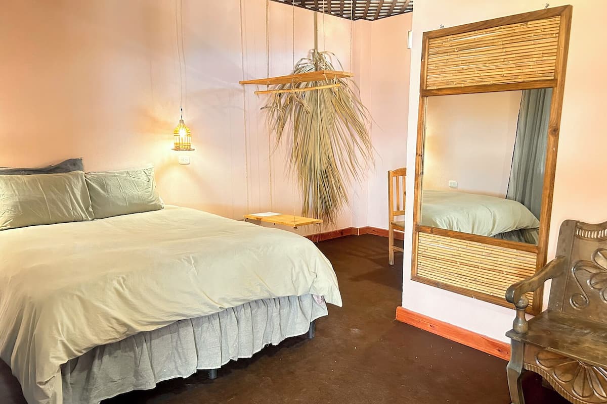 Habitación básica doble, vista parcial al lago | Escritorio, espacio para trabajar con laptop y wifi gratis