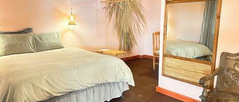 Habitación básica doble, vista parcial al lago | Escritorio, espacio para trabajar con laptop y wifi gratis