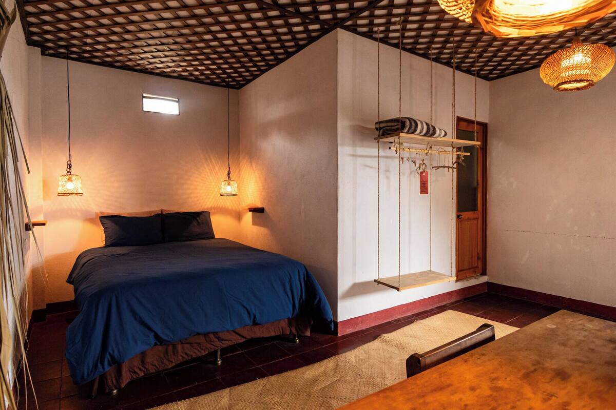 Habitación básica doble, vistas parciales al lago | Edredones de plumas, escritorio, espacio para trabajar con un portátil