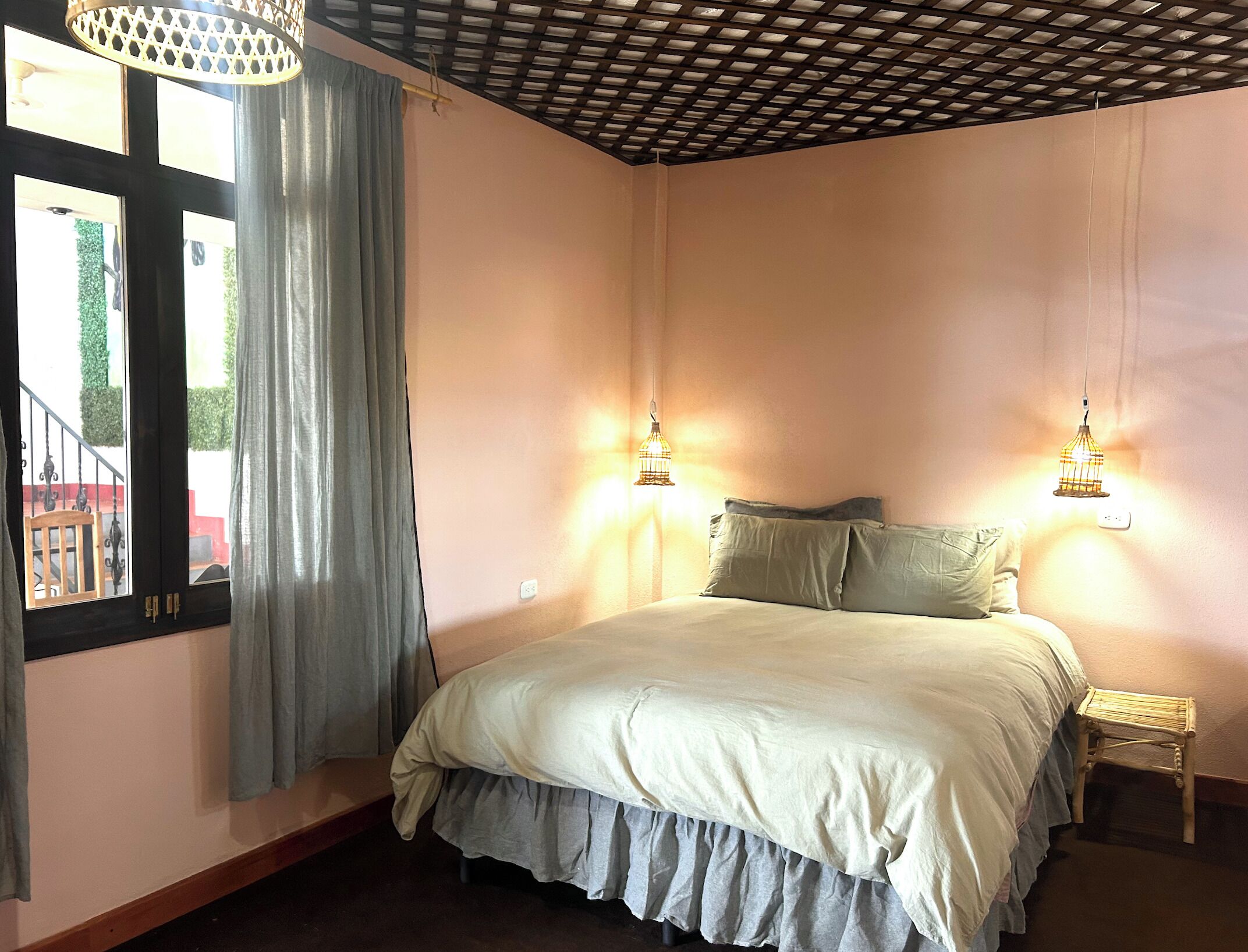 Escritorio, espacio para trabajar con laptop y wifi gratis 