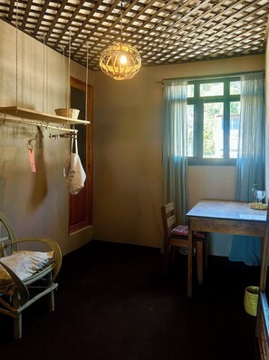 Phòng đôi tiện nghi đơn giản, quang cảnh núi | Nội thất