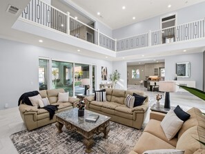 Een smart-tv, een open haard, tafelvoetbal en een tafeltennistafel