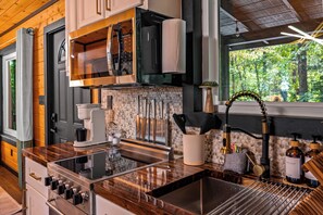 Jääkaappi, mikroaaltouuni, uuni, liesi