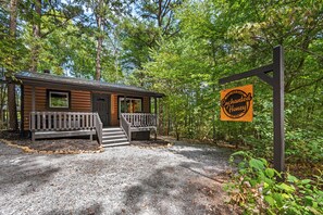 Exterior - Enchanting Couples Escape  Theater + Hot Tub (Sevierville)