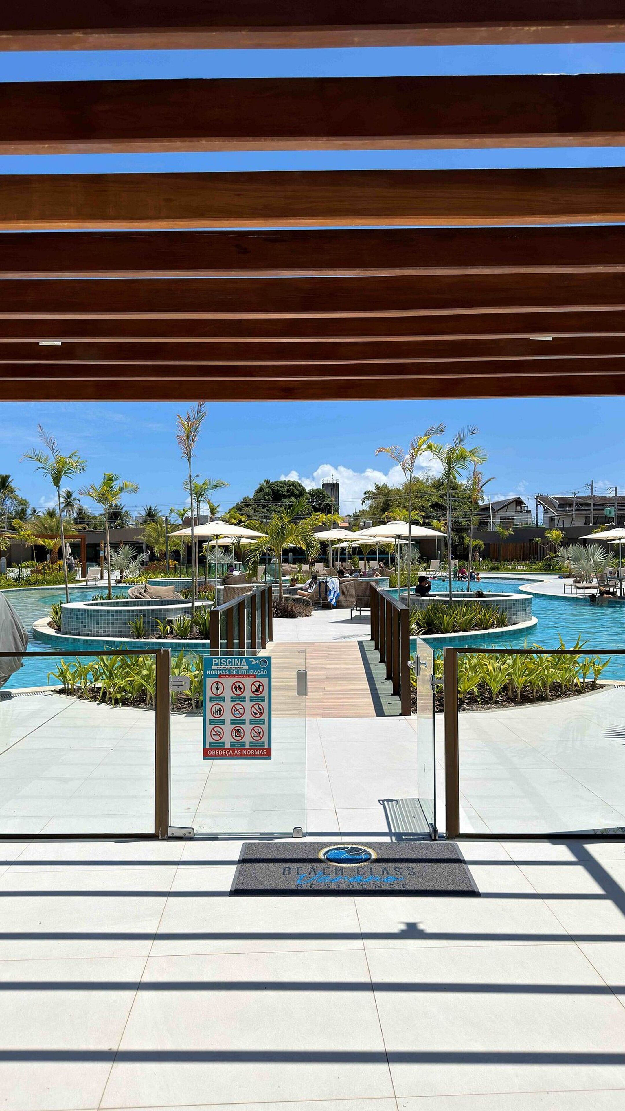 6 室外游泳池，池畔遮阳伞，日光浴躺椅