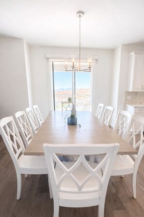 Dining - Zion Retreat-Pool+Lazy River, private hot tub, 4 KING Beds, bunk room, Sleeps 10 (Washington)