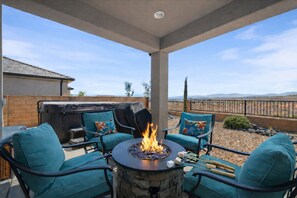 Terrace/patio - Zion Retreat-Pool+Lazy River, private hot tub, 4 KING Beds, bunk room, Sleeps 10 (Washington)