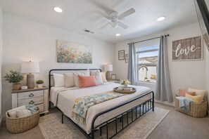 5 bedrooms, WiFi, bed sheets - Zion Retreat-Pool+Lazy River, private hot tub, 4 KING Beds, bunk room, Sleeps 10 (Washington)