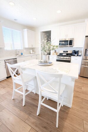 Mikroaaltouuni, uuni, liesi, astianpesukone