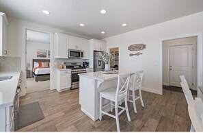 Microwave, oven, stovetop, dishwasher - Zion Retreat-Pool+Lazy River, private hot tub, 4 KING Beds, bunk room, Sleeps 10 (Washington)