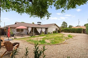 Outdoor dining - Desert Cove 4-bedroom house in vibrant Phoenix (Phoenix)