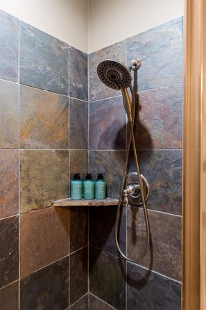 Shower, hair dryer, towels, soap - Desert Cove 4-bedroom house in vibrant Phoenix (Phoenix)