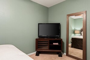 4 habitaciones, tabla de planchar con plancha, wifi y ropa de cama 