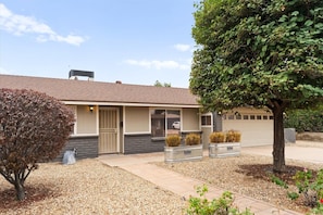 Exterior - Desert Cove 4-bedroom house in vibrant Phoenix (Phoenix)