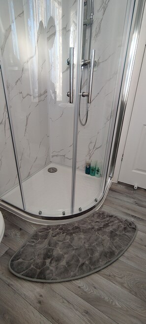 Dusj, hårføner, håndklær og såpe