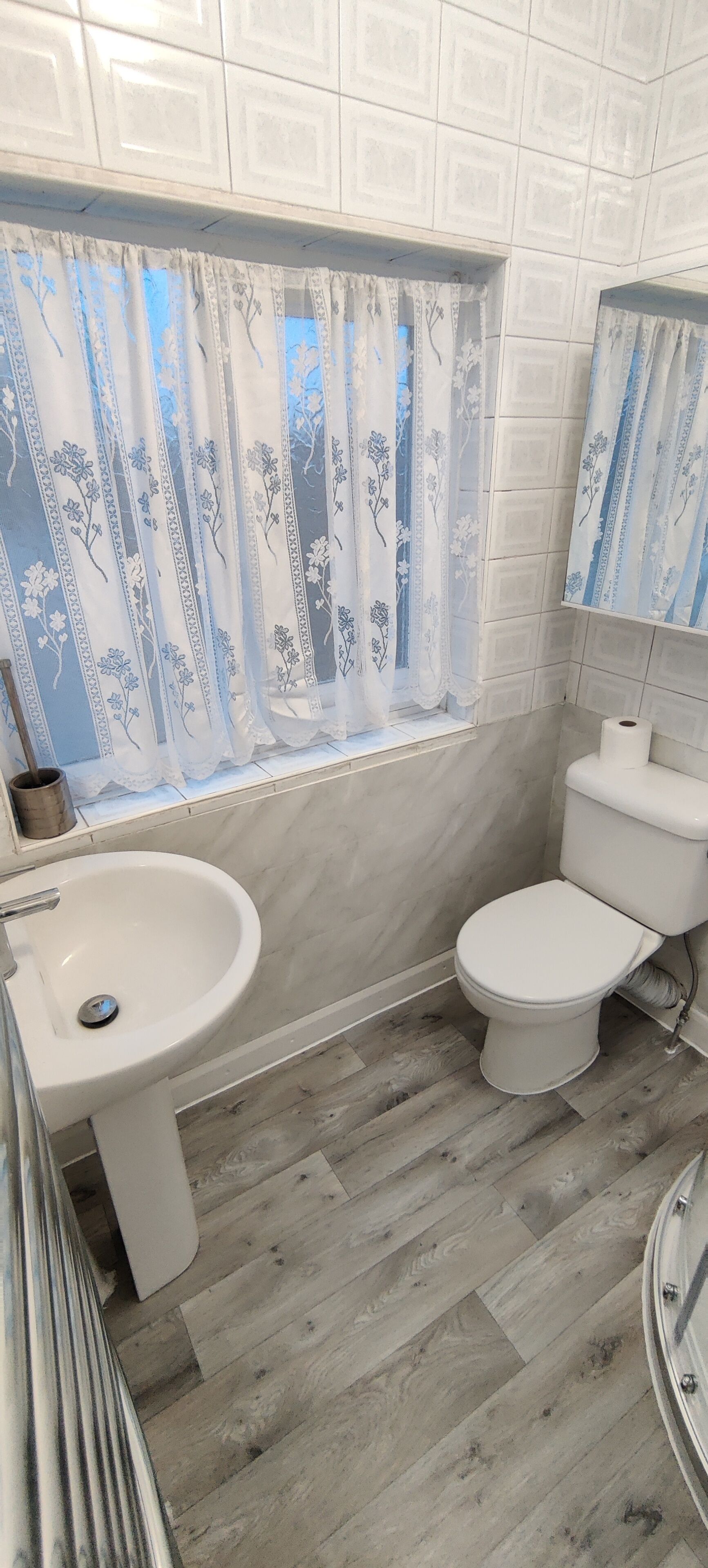 Dusj, hårføner, håndklær og såpe