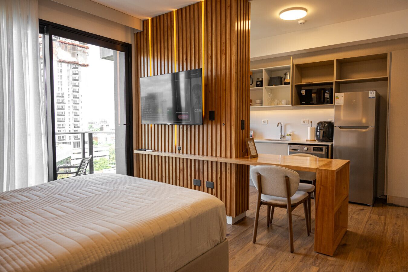 Työpöytä, silitysrauta/-lauta, vauvan matkasänky, Wi-Fi