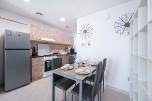 House - Stayshort - Peaceful Studio in Production City That Sleeps 3 (Dubai)