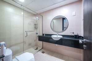 House - Stayshort - Peaceful Studio in Production City That Sleeps 3 (Dubai)