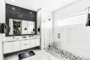 Shower, hair dryer, towels, soap - Sunlit Palm Retreat-Pool, Spa & Outdoor Lounge (Cape Coral)