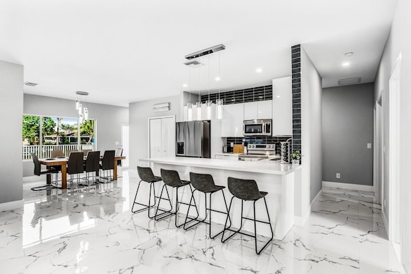 Private kitchen - Sunlit Palm Retreat-Pool, Spa & Outdoor Lounge (Cape Coral)