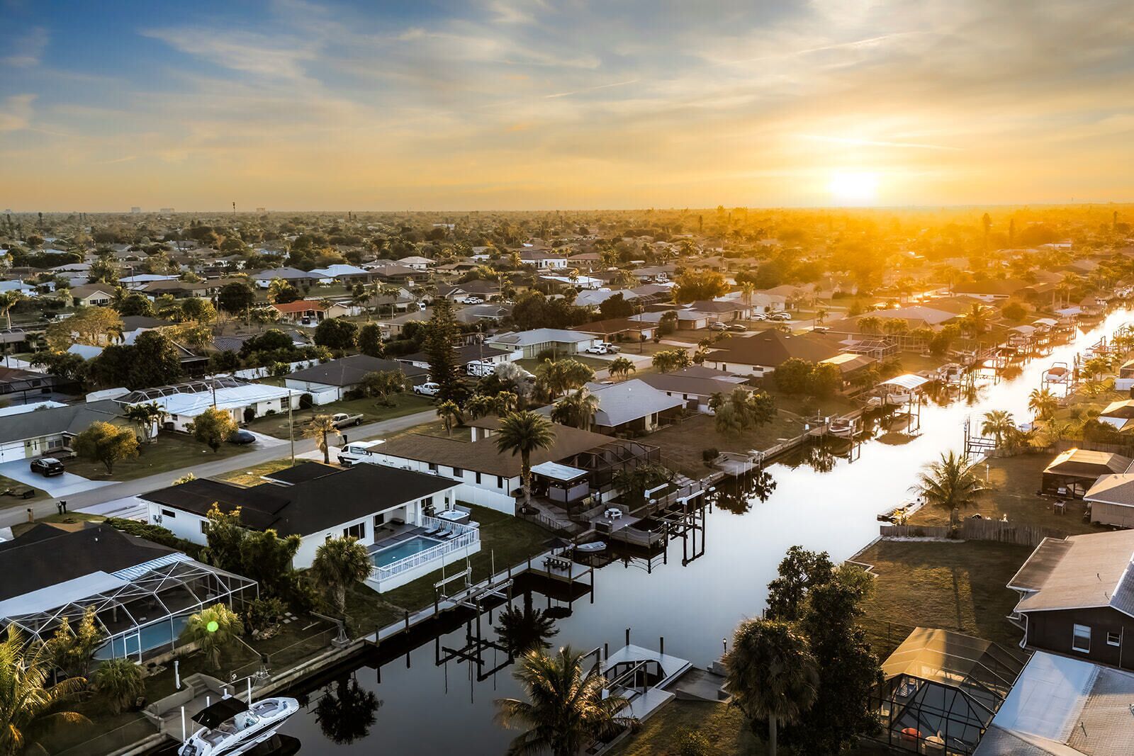 Un quartier résidentiel comprenant des maisons, un quai et une étendue d’eau.