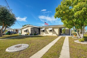 A two-story house with a front lawn, a driveway, and a mailbox. - Waterfront Gulf Access Beach House w Lainai (Port Charlotte)