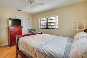2 bedrooms, iron/ironing board, Internet, bed sheets - Waterfront Gulf Access Beach House w Lainai (Port Charlotte)