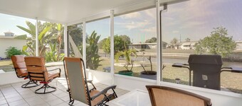 1 Mile to Beach, Lanai! Waterfront Gulf Canal Gem