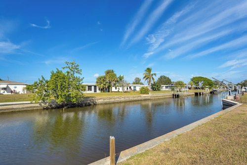 Waterfront Gulf Access Beach House w Lainai