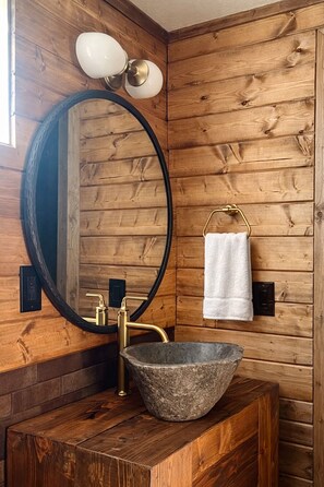 Hårføner, håndklær, såpe og sjampo