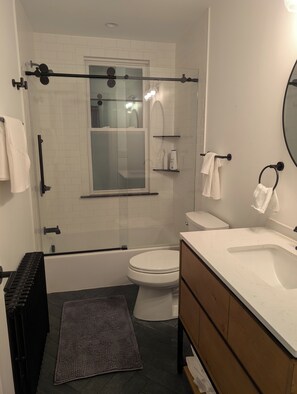 Toalhas de banho, sabonete, shampoo, papel higiênico