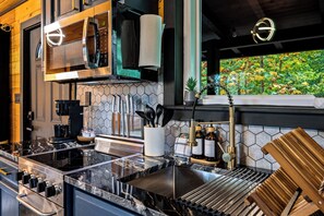 Fridge, microwave, oven, stovetop - Couples Dream Escape  Private Theater & Hot Tub (Sevierville)