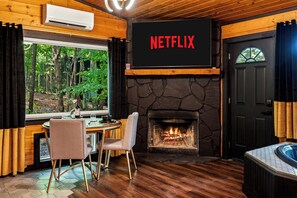 Dining - Couples Dream Escape  Private Theater & Hot Tub (Sevierville)
