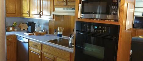 Frigorífico, microondas, horno y placa de cocina