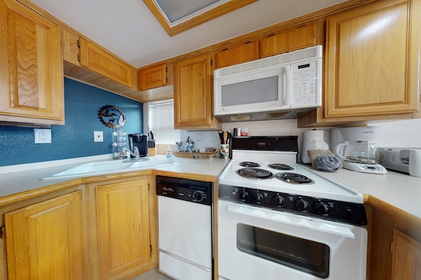Chalet (2 Bedrooms) | Private kitchen