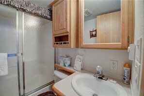 木屋 (2 Bedrooms) | 浴室 | 吹风机、毛巾、肥皂、洗发水