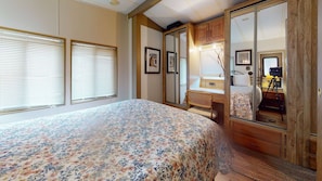 木屋 (1 Bedroom) | 1 間臥室、熨斗/熨衣板、床單