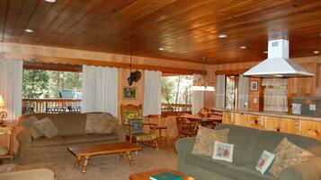 Chalet (2 Bedrooms) | Interior