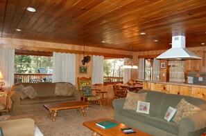 Chalet (2 Bedrooms) | Interior